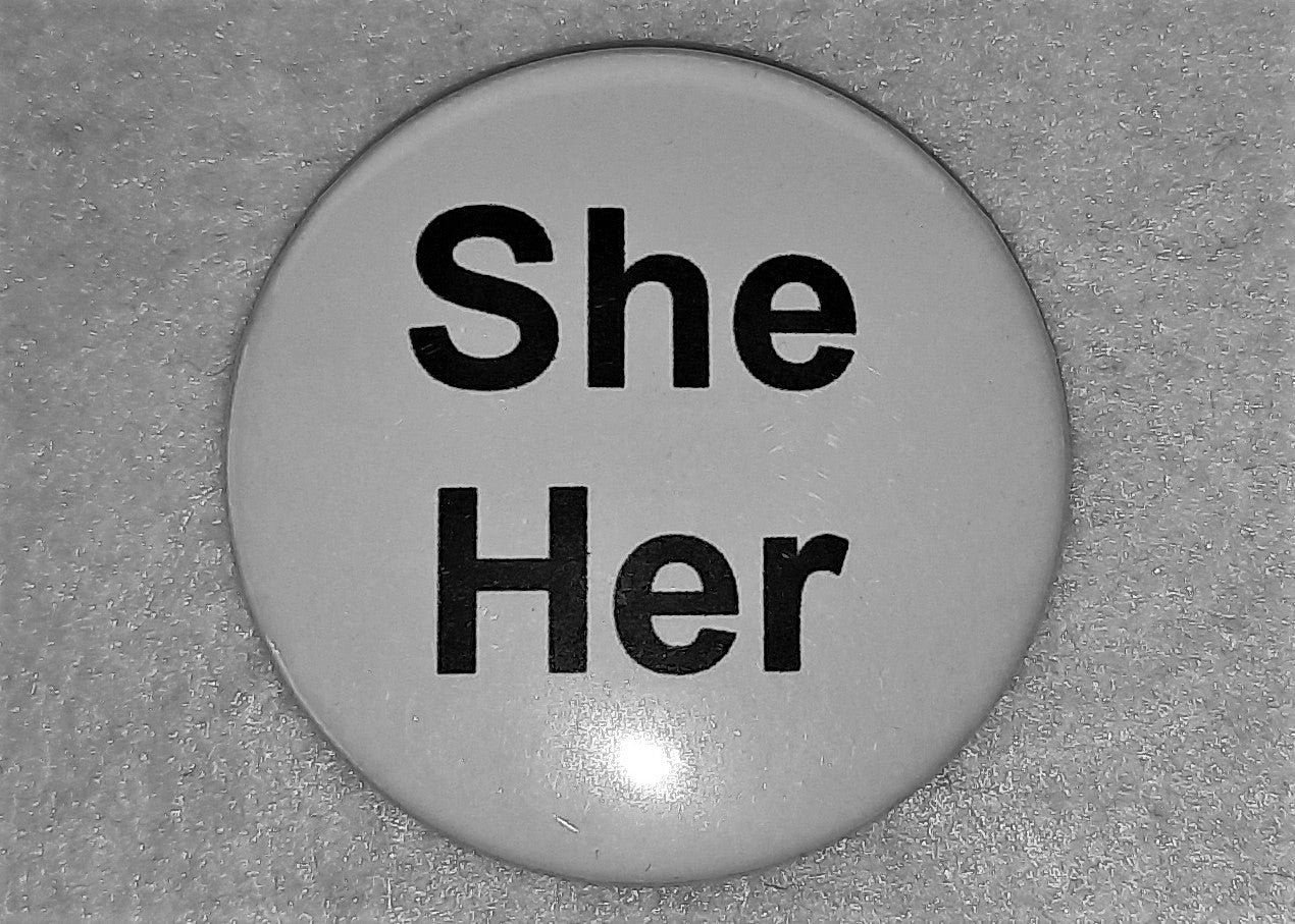 She/Her & Sí/Í Pronoun Badge - Tully Crafts