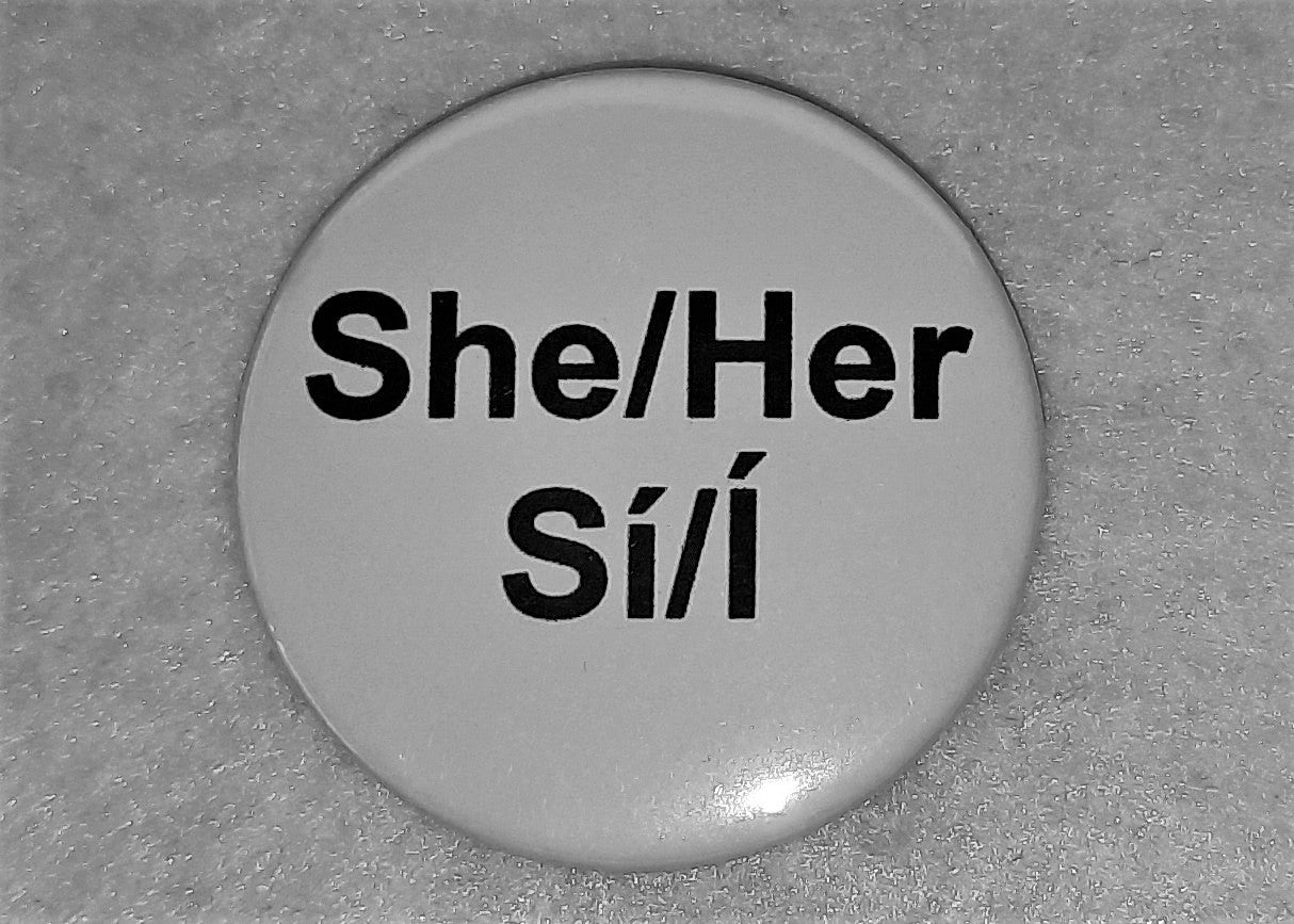 She/Her & Sí/Í Pronoun Badge - Tully Crafts